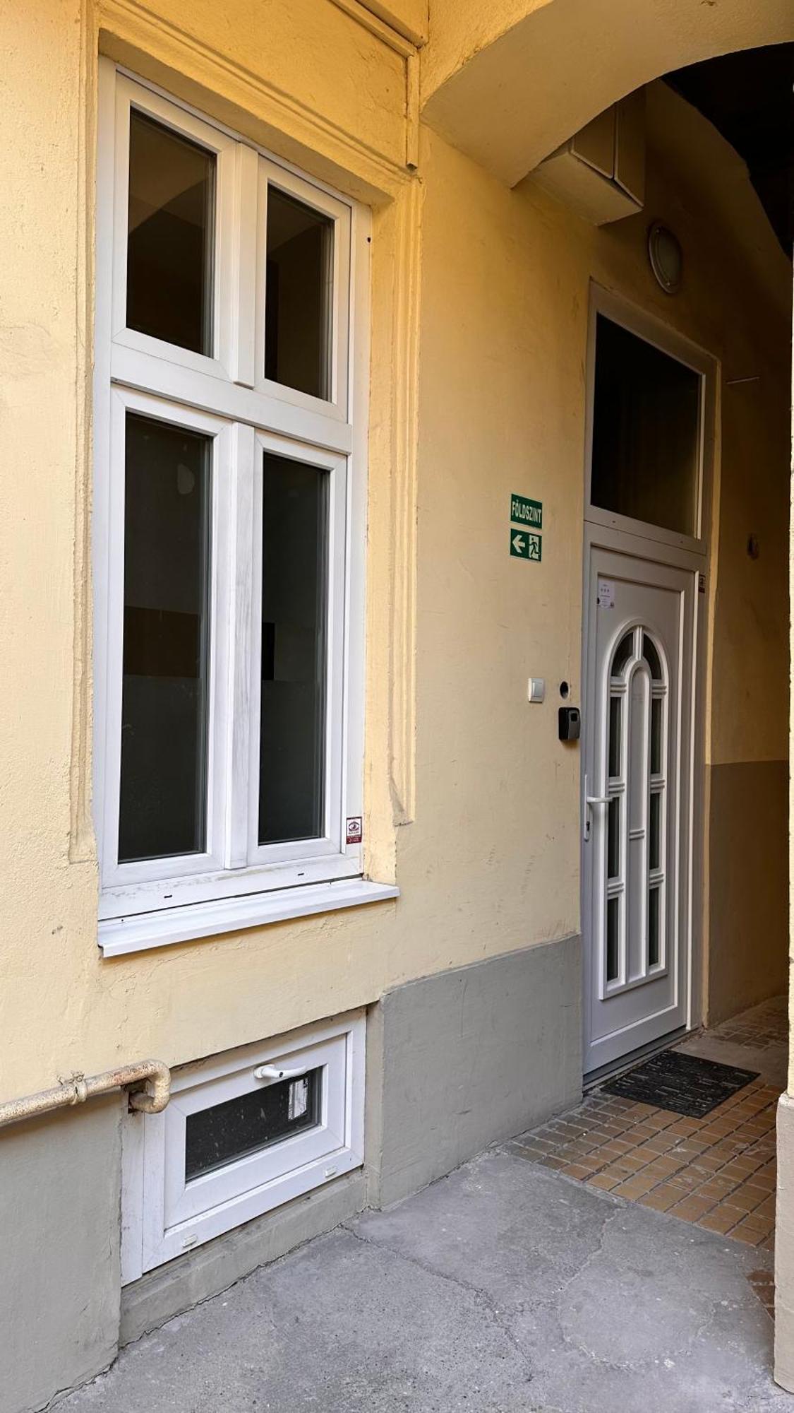 Home, Far Away From Home 2 Budapest Bagian luar foto